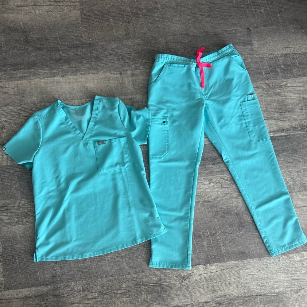Small Catarina scrub top Small petite pants regular waist